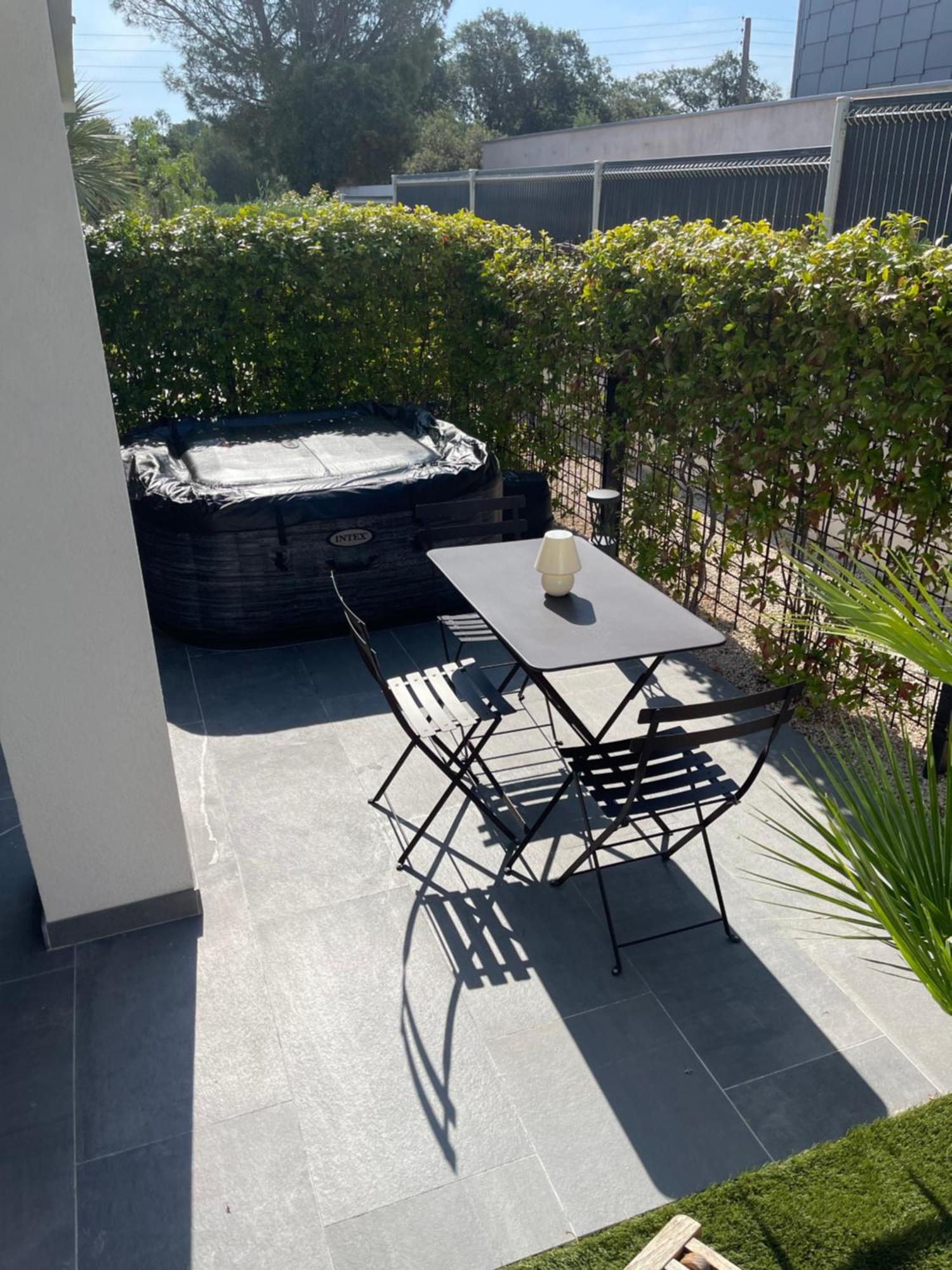 Appartement De Caractere Avec Jacuzzi Fréjus Eksteriør billede